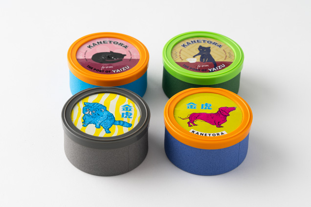 シールでイメチェンできる、おやつ缶