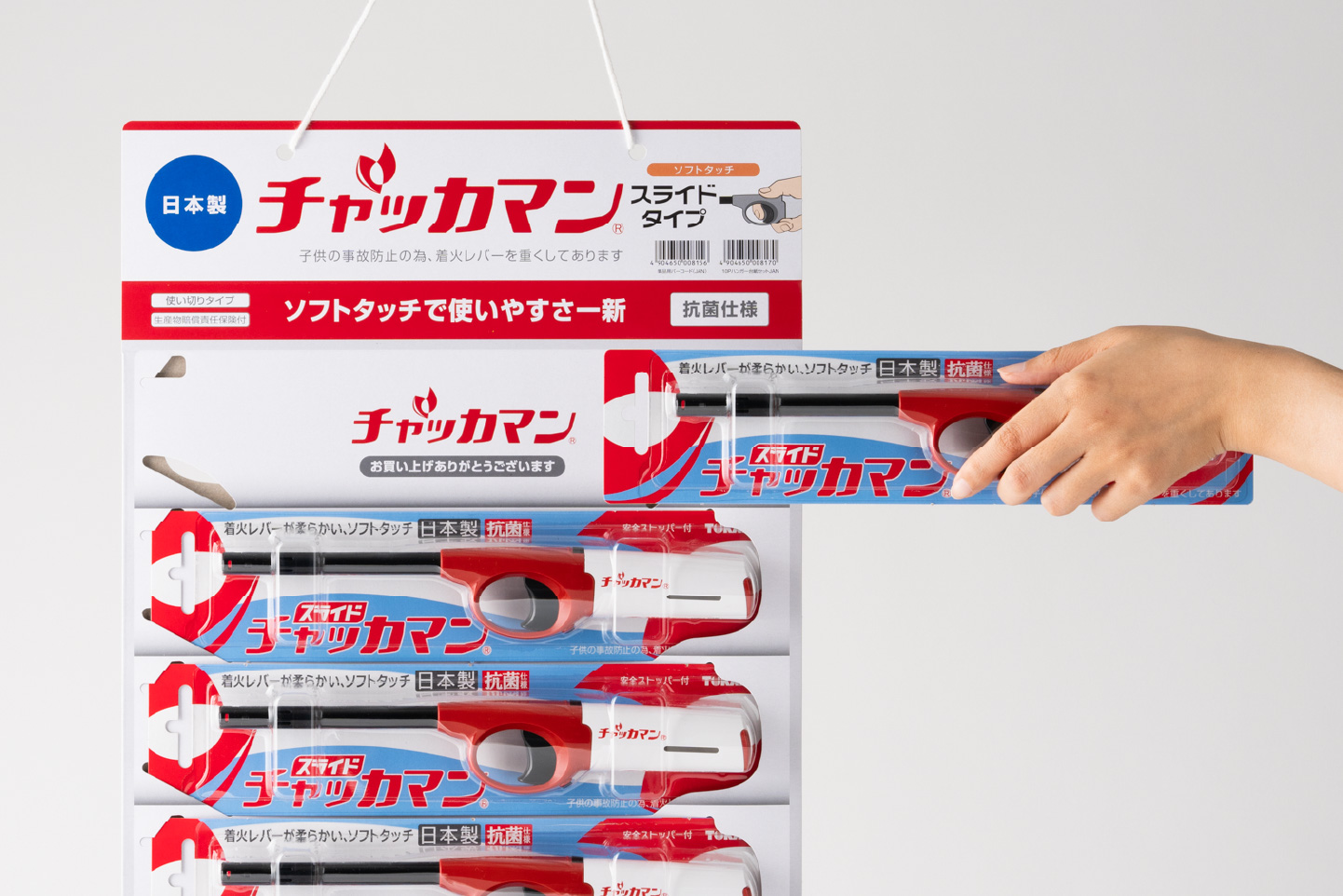 手作業でブリスターカードを差し込んでいる