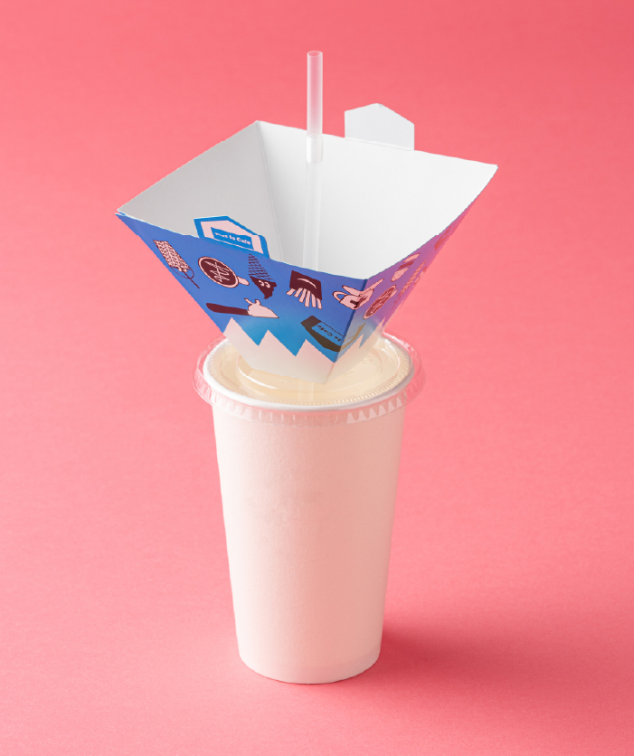 紙箱パッケージのフタを逆さまにしてドリンクカップに乗せ、ストローで固定した状態。ポテトホルダーとして使用できる構造。